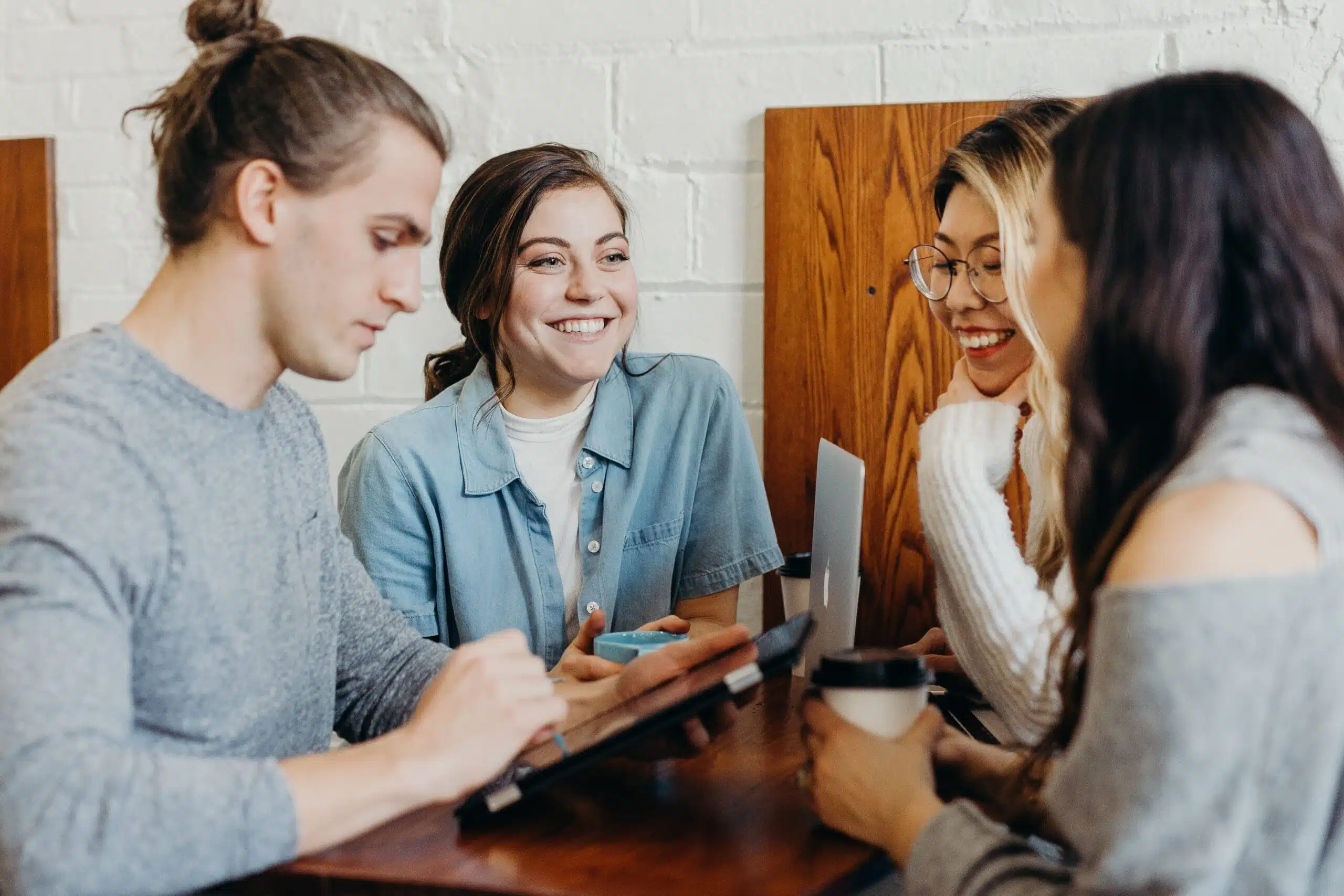 Du möchtest mehr über Mitarbeiterbefragungen und Employee Experience erfahren