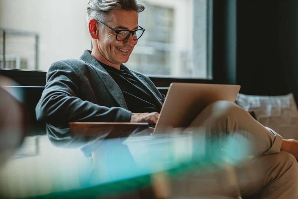 Umfragen-am-Laptop-erstellen-mit-easyfeedback